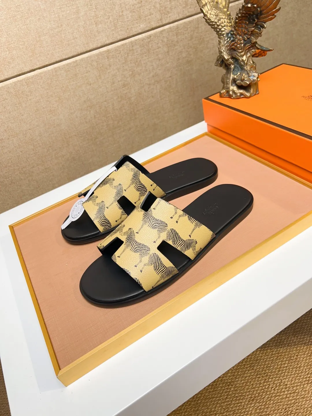 Men's clothing and shoes 💰280 💅💅💅 new arrival. Hermes Hermes official website latest counter synchronized new oran color leather H slippers, the original Paris version flew back to the original model and opened the mold to make it perfectly🍌The highest quality Sincerity, you can enter and leave the counter at will [Deyi] The upper is made of original customized  colored palm prints, crocodile print, ostrich print, colored cow leather, colored cow suede, 🤔 horse hair, 🥳 colored diamonds, 🥰 3D printing, and other genuine leather slippers, imported cow pattern foot pad lining, Italian  latest original genuine leather combination outsole Code number: 38-48 (customized at 46.47.48) Can be made into picture combination sole with genuine leather pattern and ordinary molded outsole